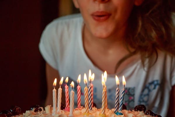 zdmuchiwanie świeczek na torcie urodzinowym