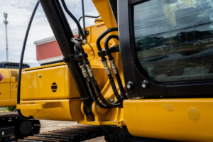 Przewody i szybkozłącza osprzętu hydraulicznego w ładowarce – typowe błędy podłączania
